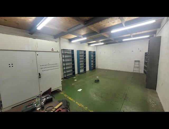 650M² WAREHOUSE TO LET IN ATLANTIS CENTRAL